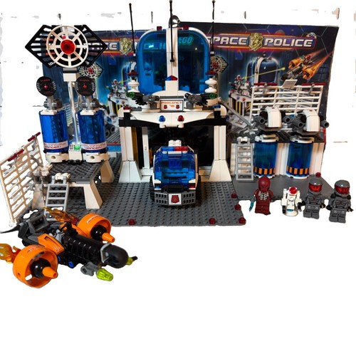 Lego space police central 5985 - space,